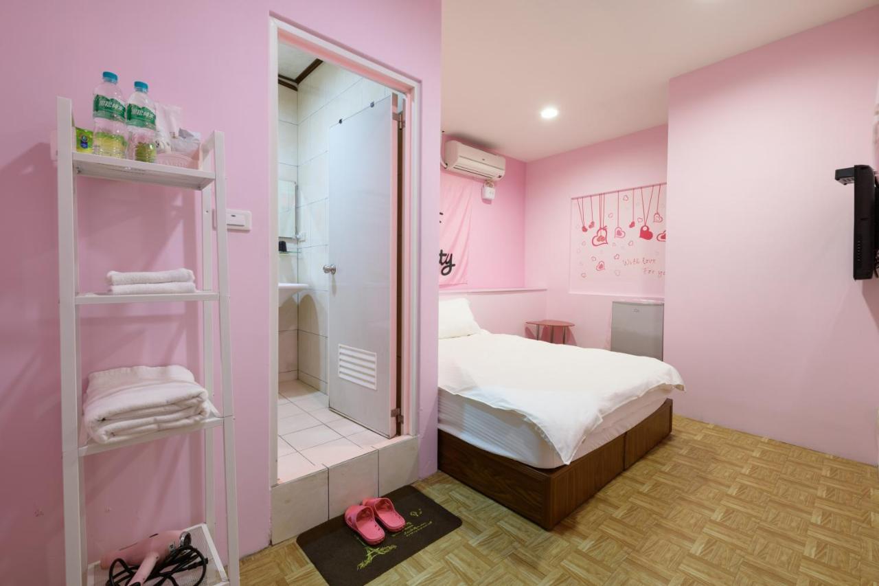 羅東夜市 小宅一生民宿 Night Market Small House Lifetime Hotel Luodong Exterior photo