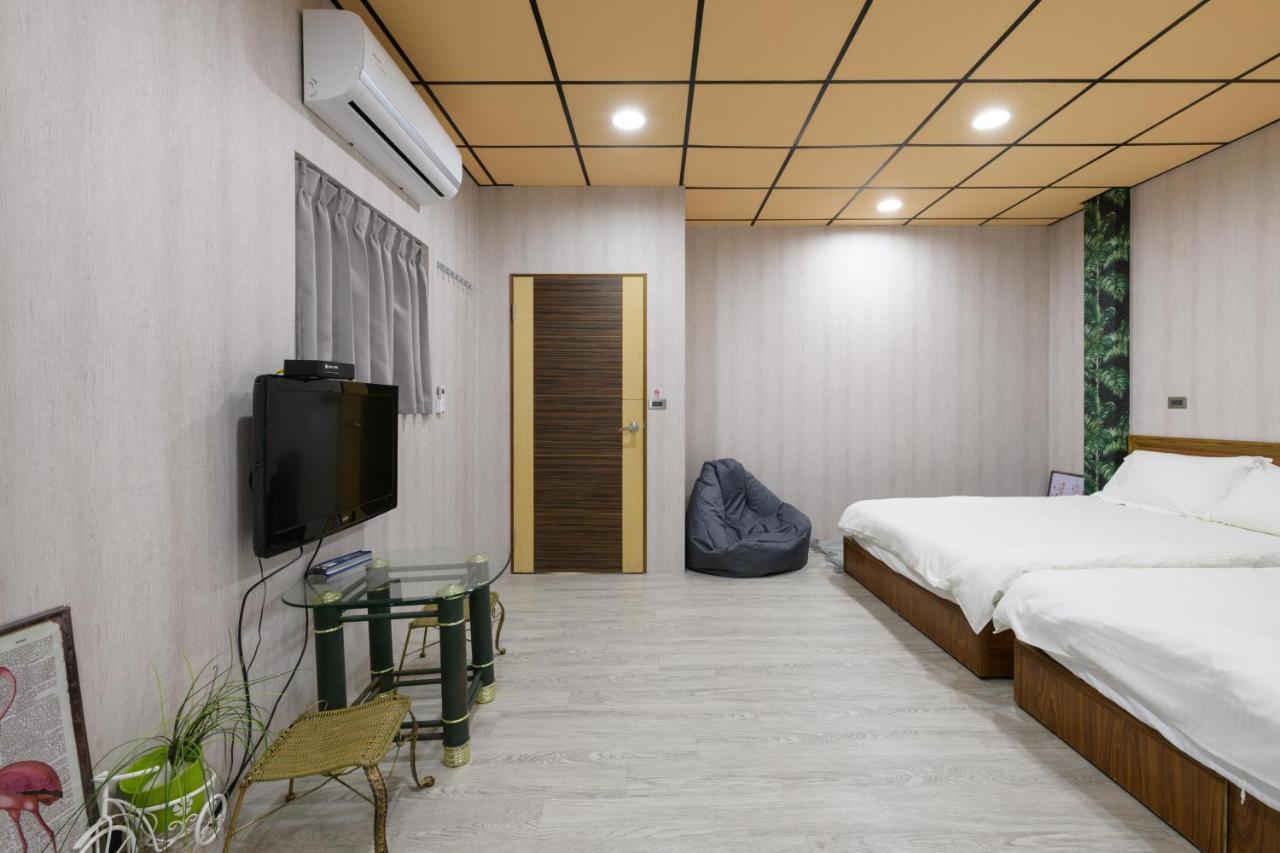 羅東夜市 小宅一生民宿 Night Market Small House Lifetime Hotel Luodong Exterior photo