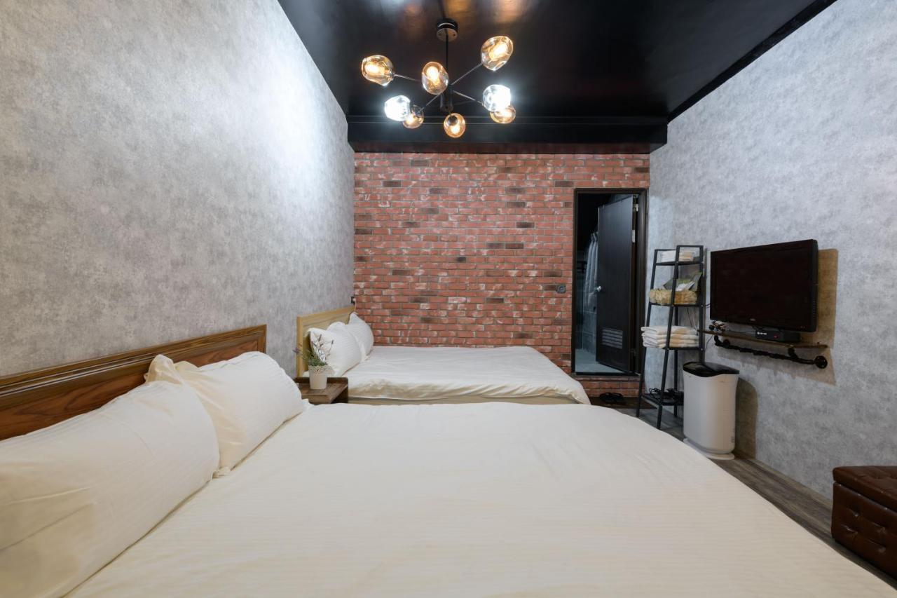 羅東夜市 小宅一生民宿 Night Market Small House Lifetime Hotel Luodong Exterior photo